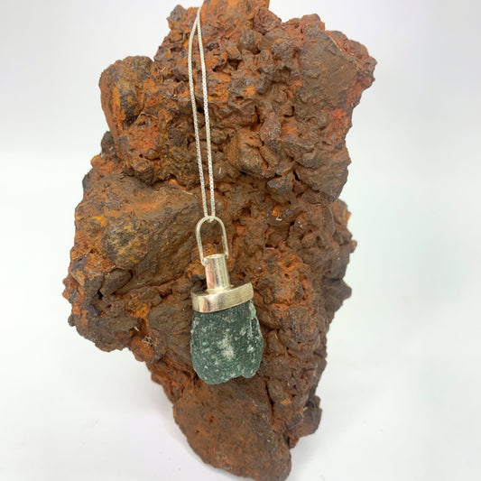 PINGENTE BRUTO QUARTZO VERDE G E CORRENTE 50CM