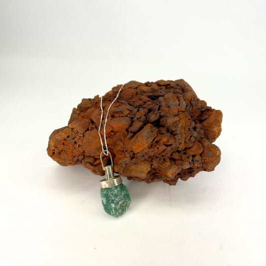 PINGENTE BRUTO QUARTZO VERDE P E CORRENTE 45CM