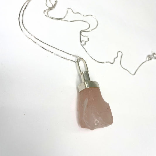 PINGENTE BRUTO QUARTZO ROSA P E CORRENTE 45CM