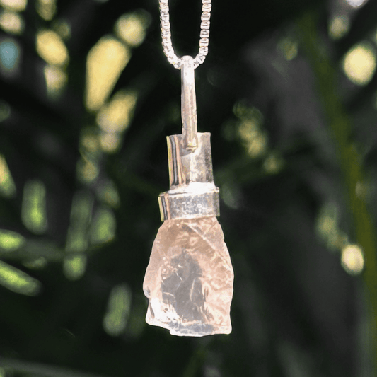 Colar Quartzo Rosa Bruto com Difusor para Óleos Essenciais