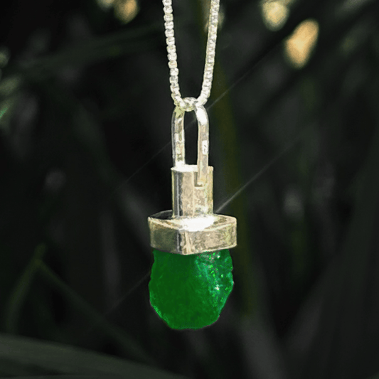 Colar Quartzo Verde Bruto com Difusor para Óleos Essenciais